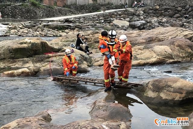 6人被困溪中 宁德消防架桥营救-2.jpg