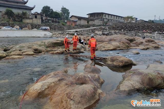 6人被困溪中 宁德消防架桥营救-1.jpg