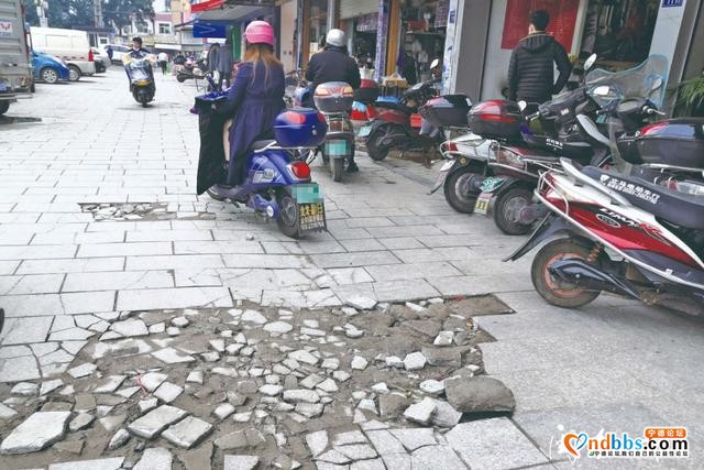 黑榜 | 蕉城区禾丰商业城沿街路面地砖破损严重-2.jpg