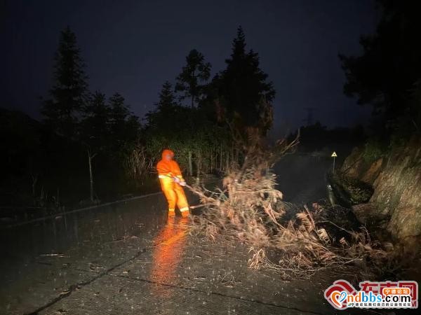 暴雨造成多处险情 看宁德公路人如何“见招拆招”-2.jpg